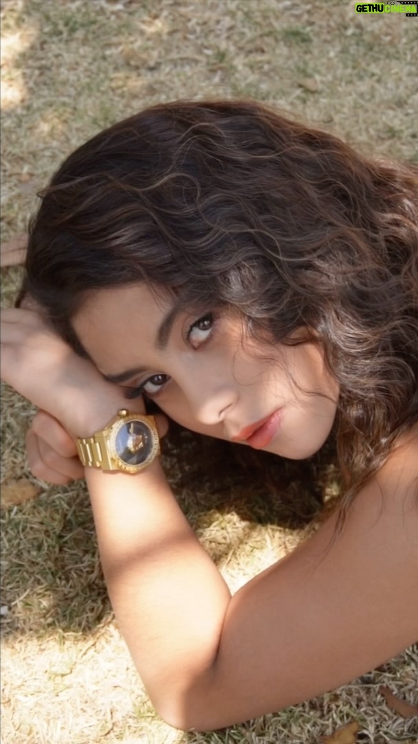 Renata Vaca Instagram - ¿Cuánto tiempo es para siempre ? A veces solo un segundo #SwissMade #VersaceMoments