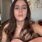 Renata Vaca Instagram - Me enfermé y no pude ir a la marcha, pero, creo que se marcha todos los días desde nuestra respectiva trinchera, siempre he pensado que los grandes cambios se empiezan en corto, en el pequeño/gran círculo que habitamos. Duele el miedo a salir de noche, los nombres que han arrebatado, los abusos, el infierno de todas las madres/familias que siguen esperando ya no digamos justicia, respuestas… toca tratar de seguir deconstruyendo (primero a uno mismo), cuidándonos, y tomándonos fuerte de la mano. Escribí esta canción en pandemia y aquí ando re-subiéndola unos años después. Es muy cansado andar con miedo Quiero salir a la calle sin que importe Si estoy sola o voy con falda al metro Tu me dices que exagero, pero, Despierto y en la redes siempre hay un feminicidio nuevo Y suenan tanto los gritos apagados Y el dolor de cada madre que aún se queda esperando, a que su niña regrese A que perder tantas mujeres ya no sea indiferente Y que incendien los mares Que rompan ciudades Que se escuche hasta en el cielo nuestro paso por las calles De tanto dolor se hizo dura esta voz, y aunque intentes apagarlo este fuego ya quemó, ya quemó.