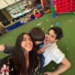 Renata Vaca Instagram - Desde el rinconcito en que uno se acuesta cuando se va a terminar el año, le doy las gracias a todas las bellas personas que hicieron de mi 2023 una gozadera (Me faltan muchos seres especiales pero aquí solo puedo poner 10 fotos 🥲) Pero, los amo, gracias por hincharme el corazón y darme vida…
