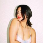Renata Vaca Instagram - Cumplir años… que se caigan las hojas, que florezcan las jacarandas, que se desvista la ropa, que me abrace el futuro, que caminen las ganas, que me inunde la risa, que la luz no me deje, que el amor grite fuerte. Ya estoy grande, siento… que rápido pasa el tiempo diositosanto.