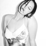Renata Vaca Instagram - Cumplir años… que se caigan las hojas, que florezcan las jacarandas, que se desvista la ropa, que me abrace el futuro, que caminen las ganas, que me inunde la risa, que la luz no me deje, que el amor grite fuerte. Ya estoy grande, siento… que rápido pasa el tiempo diositosanto.