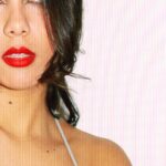 Renata Vaca Instagram - Cumplir años… que se caigan las hojas, que florezcan las jacarandas, que se desvista la ropa, que me abrace el futuro, que caminen las ganas, que me inunde la risa, que la luz no me deje, que el amor grite fuerte. Ya estoy grande, siento… que rápido pasa el tiempo diositosanto.