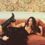 Renata Vaca Instagram - La falda así me hizo sentir Carrie Bradshaw cuando se va a vivir a Paris jiji salu2