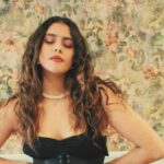 Renata Vaca Instagram - La falda así me hizo sentir Carrie Bradshaw cuando se va a vivir a Paris jiji salu2