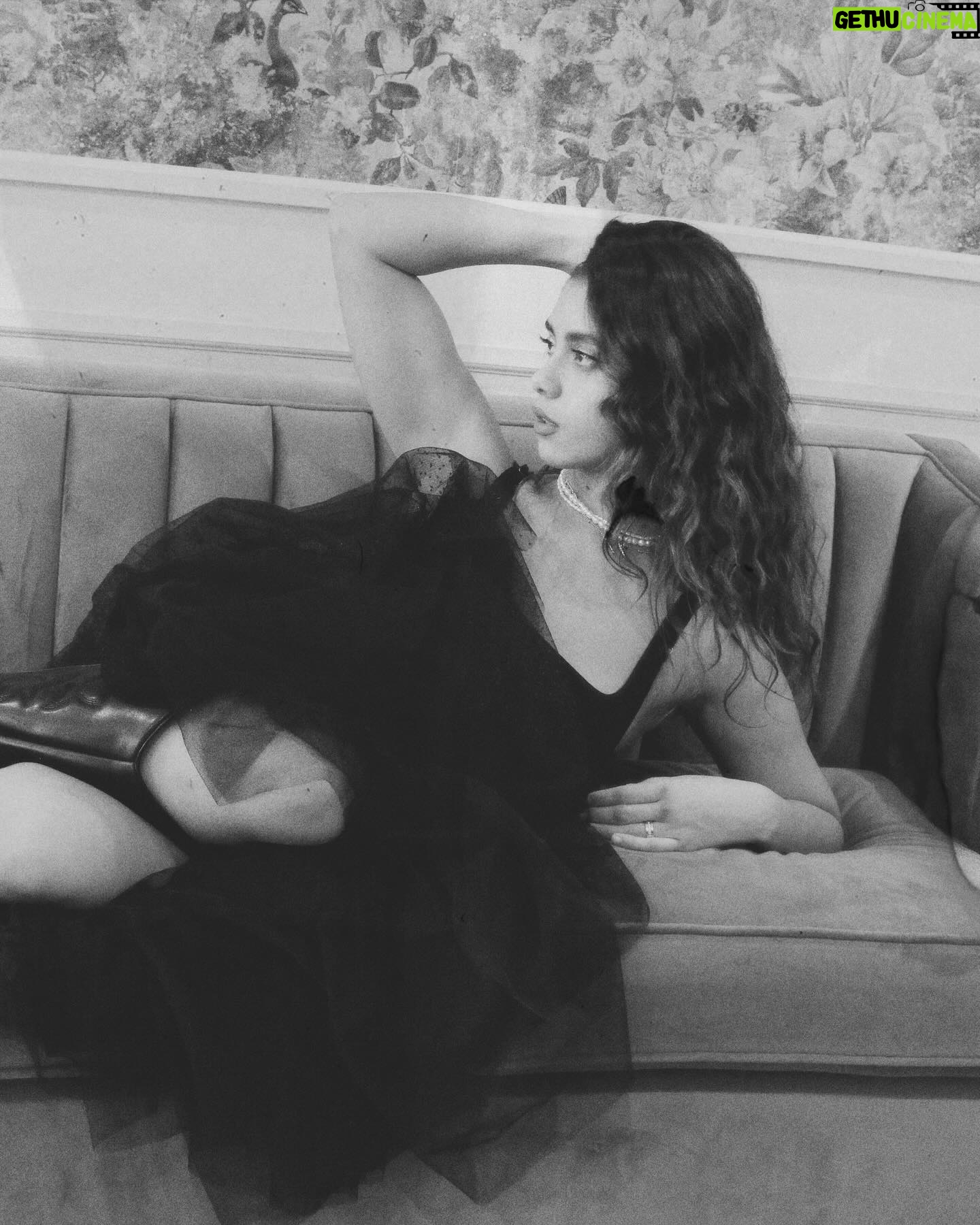 Renata Vaca Instagram - La falda así me hizo sentir Carrie Bradshaw cuando se va a vivir a Paris jiji salu2