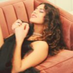 Renata Vaca Instagram - La falda así me hizo sentir Carrie Bradshaw cuando se va a vivir a Paris jiji salu2