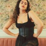 Renata Vaca Instagram - La falda así me hizo sentir Carrie Bradshaw cuando se va a vivir a Paris jiji salu2