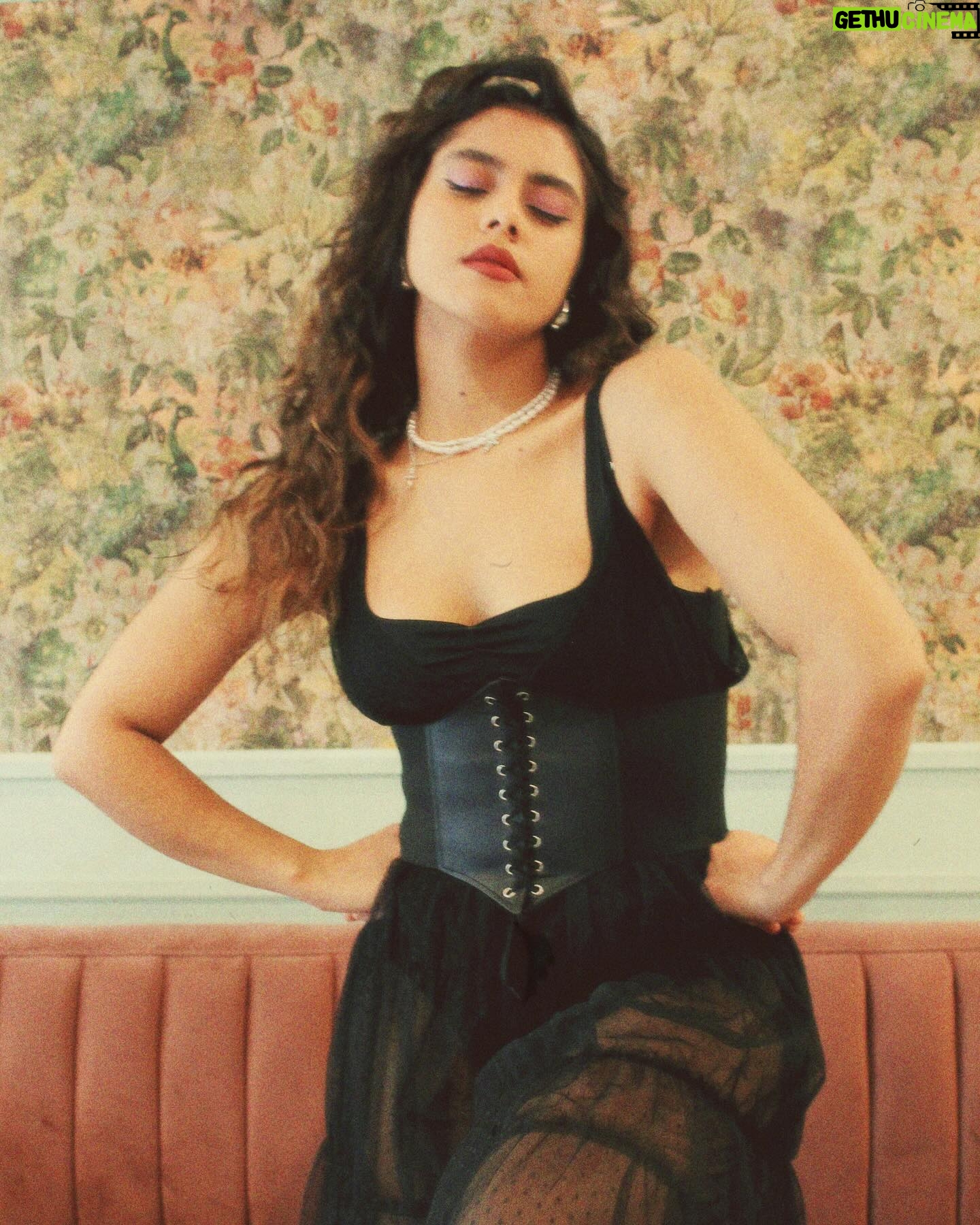 Renata Vaca Instagram - La falda así me hizo sentir Carrie Bradshaw cuando se va a vivir a Paris jiji salu2