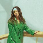 Renata Vaca Instagram - Gracias por hacerme portada @meraakmagazine 🥲 (Son una hermosura todxs los que participaron en estas fotitos) 🧚🏼‍♂️🍭✨💘 —————————————— Creative Direction: @leescortes Styling @oswaldvelazquez_ Maquillaje & Hair: @karianamua Foto: @bernardoloz Web: @mari.bla Lugar: @casalulucdmx Pr: @jonaathanarr @pureandb