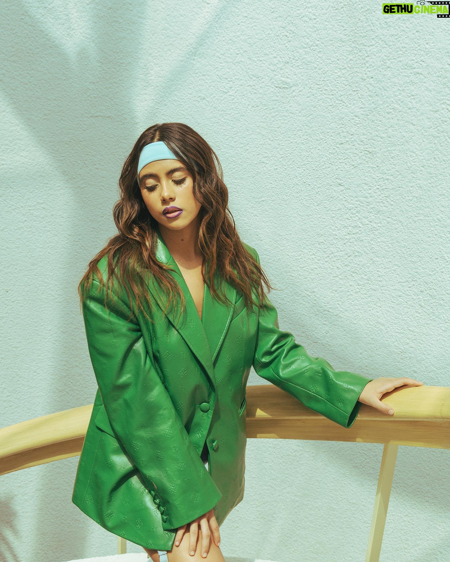 Renata Vaca Instagram - Gracias por hacerme portada @meraakmagazine 🥲 (Son una hermosura todxs los que participaron en estas fotitos) 🧚🏼♂️🍭✨💘 —————————————— Creative Direction: @leescortes Styling @oswaldvelazquez_ Maquillaje & Hair: @karianamua Foto: @bernardoloz Web: @mari.bla Lugar: @casalulucdmx Pr: @jonaathanarr @pureandb
