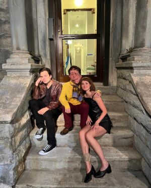 Renate Reinsve Instagram - First week! A24 - Different man! @tokyochorus @imsebastianstan @adam_pearson_tv @a24 95 degrees 💦
