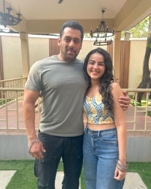 Renaye Tejani Instagram - With my favourite 🤍
@beingsalmankhan