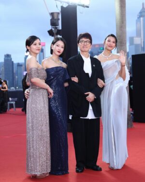 Renci Yeung Instagram - 小時候看金像獎是總在想，要是有一天可以成為其中一份子，那會是多麼的夢幻。
這夜遇到的每一位，一個握手，一個擁抱，輕拍拍膊頭，充斥著滿滿的勉勵和愛。

坦白說我從不是個有信心的人，但是我對《毒舌大狀》的信心很大。

一支竹仔易折彎，團隊的力量總是最強大，也是最寶貴最珍而重之的禮物。抱得最佳電影這份榮譽後，我們紛紛於後台輪流摸一摸抱一抱奬座，原來是如此的重！重得讓我們圍成一團，一起擁抱著。

這夜的我還有許多甩漏，許多美中不足，在此特別感謝鍾太 @fish331 不論在紅地氈前後或是會場裏頭總是毫不吝嗇地讚賞我陪伴着我安撫著我的不安。

再一次恭喜各位得獎的伙伴們，繼續一起走未來的路吧！

大大力感謝我的魔法團隊將我變美給我信心
RED CARPET LOOK
Hair | @nickienick 
Make up | @carmencmakeup_cc @guerlain 
Stylist | @yoyokwans 
Wardrobe | @celine 
Heels | @jimmychoo 
Jewellery | @bulgari 
R-Team | @syllina_tong @holly_shotshot 

AFTER PARTY LOOK
Wardrobe | @chloe