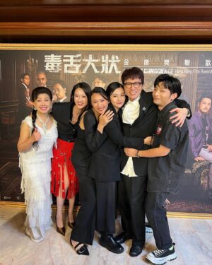Renci Yeung Instagram - 小時候看金像獎是總在想，要是有一天可以成為其中一份子，那會是多麼的夢幻。
這夜遇到的每一位，一個握手，一個擁抱，輕拍拍膊頭，充斥著滿滿的勉勵和愛。

坦白說我從不是個有信心的人，但是我對《毒舌大狀》的信心很大。

一支竹仔易折彎，團隊的力量總是最強大，也是最寶貴最珍而重之的禮物。抱得最佳電影這份榮譽後，我們紛紛於後台輪流摸一摸抱一抱奬座，原來是如此的重！重得讓我們圍成一團，一起擁抱著。

這夜的我還有許多甩漏，許多美中不足，在此特別感謝鍾太 @fish331 不論在紅地氈前後或是會場裏頭總是毫不吝嗇地讚賞我陪伴着我安撫著我的不安。

再一次恭喜各位得獎的伙伴們，繼續一起走未來的路吧！

大大力感謝我的魔法團隊將我變美給我信心
RED CARPET LOOK
Hair | @nickienick 
Make up | @carmencmakeup_cc @guerlain 
Stylist | @yoyokwans 
Wardrobe | @celine 
Heels | @jimmychoo 
Jewellery | @bulgari 
R-Team | @syllina_tong @holly_shotshot 

AFTER PARTY LOOK
Wardrobe | @chloe