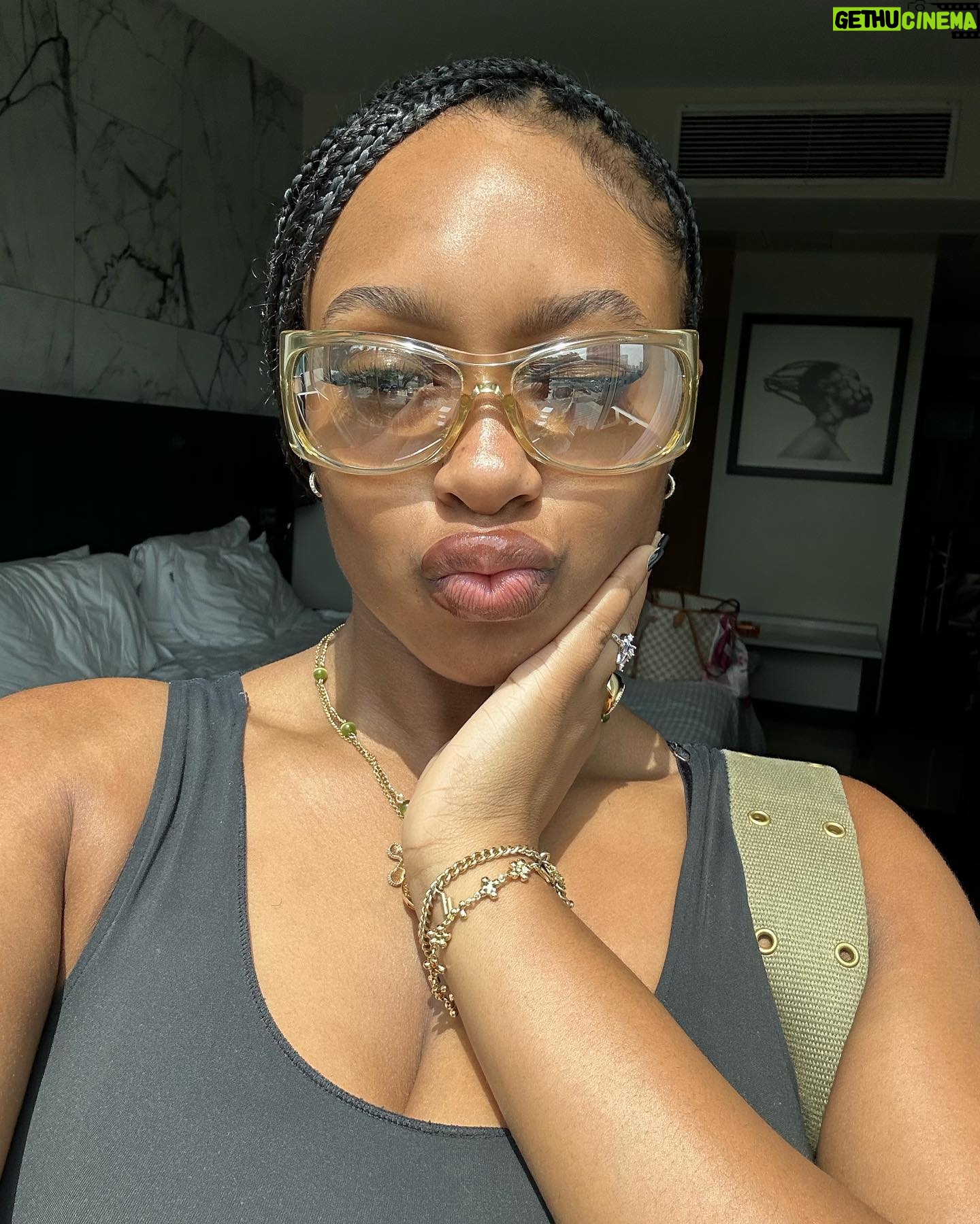 Renée Downer - 25.4K Likes - If the lips ain’t pouted it ain’t a Renée pic