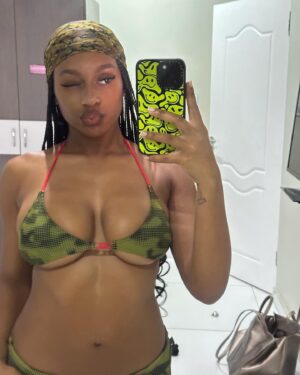 Renée Downer Instagram - If the lips ain’t pouted it ain’t a Renée pic