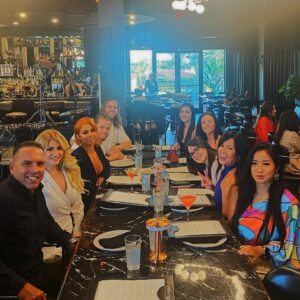 Renee Michelle Instagram - Thank you all for surprising me for my birthday! Y’all the best! 💋🥹🖤

#happybirthday #dinner #surprise #mylounge #orlando #florida #37 #friends #birthdaygirl