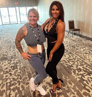 Renee Michelle Instagram - Thank you @ifbbprojennsweeney for taking me #midfloridaclassic I had such an amazing time sis! Can’t wait! 💚🖤

#midfloridaclassic #orlando #florida #npc #bikini #wellness #bodybuilding #smile #getfueledmeals 
#bikini #posingbikini #competition #coach