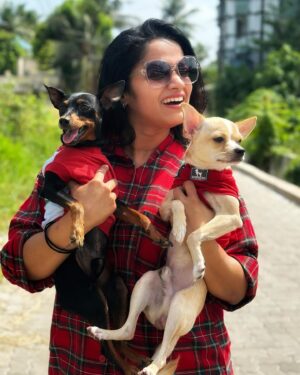 Renjini Kunju Instagram - “Christmas cheer is better with a purr and a wag.”

📷 @shadnsha 

#christmas #pawfamily #christamasholidays