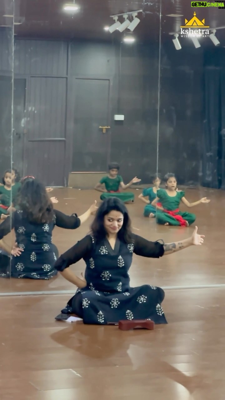 Renjini Kunju Instagram - “Teaching kids is not just about imparting knowledge; it’s about inspiring curiosity, fostering creativity, and learning alongside them.” Junior Bharathanatyam batch @kshetradanceschool 🎥 @rarefilms.in