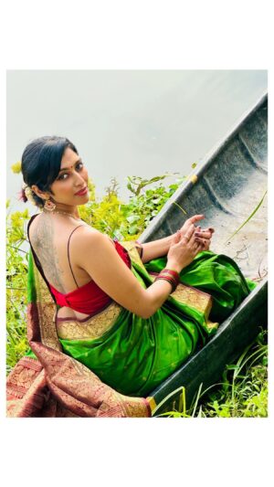 Reshma Nair Instagram - Indulging in the serenity of nature while embodying the grace and charm of brocade 💚🌱

#sareeswag #naturelover #jasmine #wingedliner #kajal #glassbangles #elegance #vallam #alappuzha #kuttanad