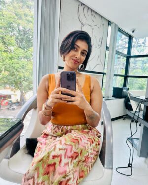 Reshma Nair Instagram - Short and Sassy ✂️🧡🍑

#chopchop #shorthairdontcare #carefree