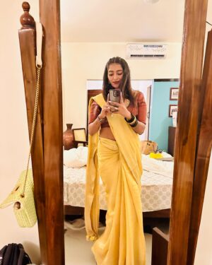 Reshma Nair Instagram - Never ever missing out a chance to wear a saree 💛. #foreveraddicted #girlsgirlsgirls #girlsnight #birthday #weddingbells #saree #calicut