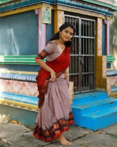 Reshma Venkatesh Instagram - Happy Saraswathi Pooja 🦜 🥻🌺: @ivalinmabia 📸✨: @sat_narain 💄💫: @priyaprabu_artistry 🕊✨: @arunprajeethm