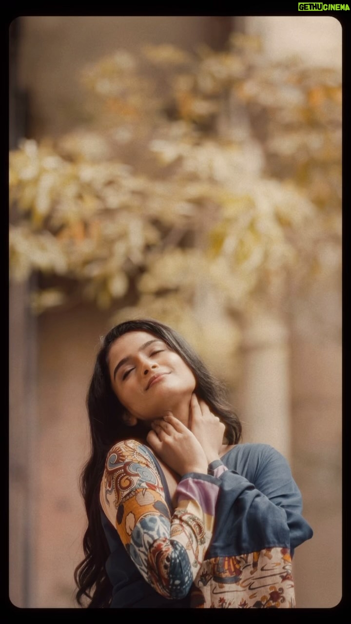 Reshma Venkatesh Instagram - 📻🎶 Costume by @labelswarupa 🌸 Captured by @gowtham__rajendran ❣️ Makeup by @kaviyaartistry_off and team 💕 @makeoverbyroshini @nivii_artistry @bhakyamakeover Organised by @thekloutoffl 💫