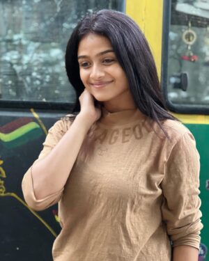 Reshma Venkatesh Instagram - வெட்கம் எனும் கிரீடம் கொண்டு👑🤍