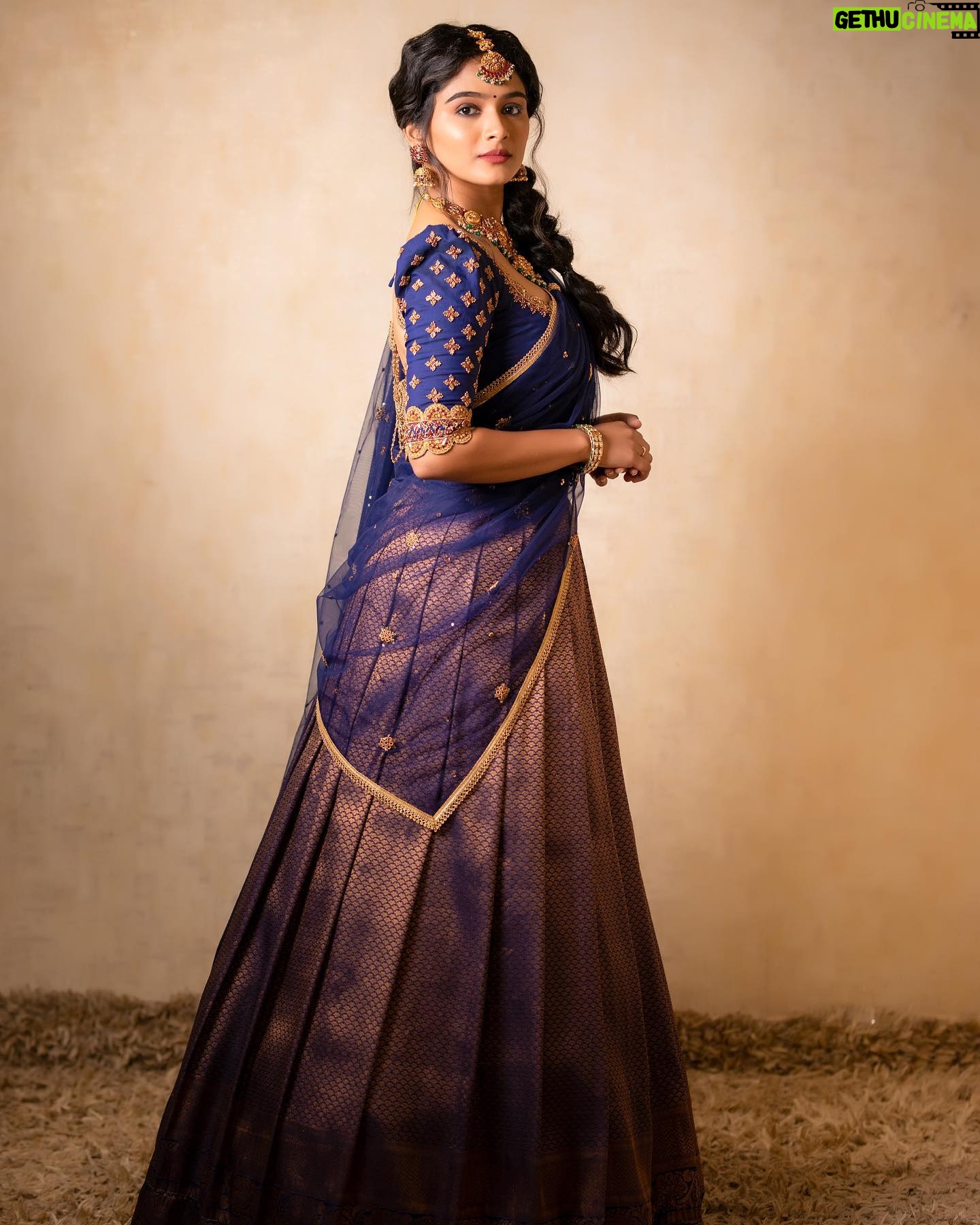 Reshma Venkatesh - 20.5K Likes - 💜
@kaviyaartistry_off
@anjushankarofficial @roselinhairstylist @achusai_makeupartist @vivahbridalcollections @navin.appu