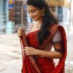 Reshma Venkatesh Instagram - Happy Saraswathi Pooja 🦜 🥻🌺: @ivalinmabia 📸✨: @sat_narain 💄💫: @priyaprabu_artistry 🕊✨: @arunprajeethm