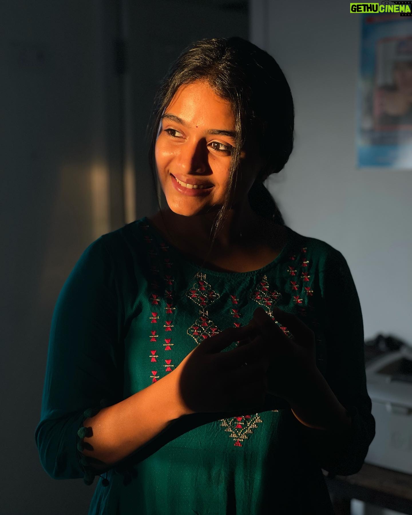 Reshma Venkatesh - 28K Likes - மாலை பொழுதின் வெளிச்சத்திலே 🔆
#sunflare #positivevibes #feel #love #spreadlove #honesty #iphoneshot #success #is #nearyou #meresh #lovetobeloved