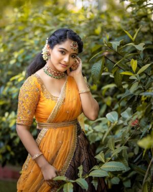 Reshma Venkatesh Instagram - 🌻

@kaviyaartistry_off 
@anjushankarofficial @roselinhairstylist @achusai_makeupartist @vivahbridalcollections @navin.appu