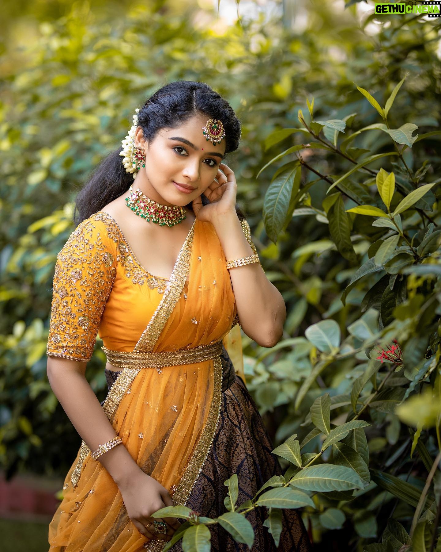 Reshma Venkatesh - 34.5K Likes - 🌻
@kaviyaartistry_off
@anjushankarofficial @roselinhairstylist @achusai_makeupartist @vivahbridalcollections @navin.appu
