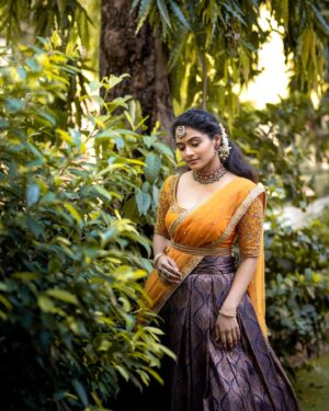Reshma Venkatesh Instagram - 🌻

@kaviyaartistry_off 
@anjushankarofficial @roselinhairstylist @achusai_makeupartist @vivahbridalcollections @navin.appu