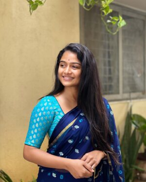 Reshma Venkatesh Instagram - Blow away the negative vibe and SMILE let's confuse people🤪😉

#unique #staycool #positivevibes #besportive #famfamily #smilealwaysas #meresh