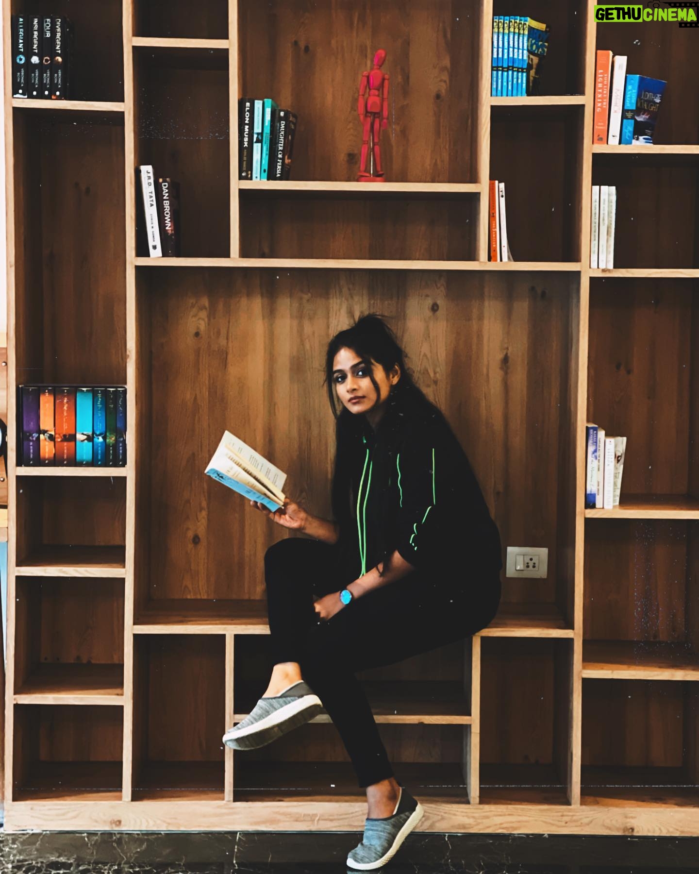 Reshma Venkatesh Instagram - Ìf you don’t have that much books in your shelf !!! Fill yourself 🤞🏻 -Boo♾🕊 PC @meena_cruze 🔥 #instamood #instagood #booklover #feelingloved #positivevibes #spreadlove #beunique #fanfamily #alwaysloveyou #staysafe #bekind #ourtimecomessoon