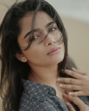 Reshma Venkatesh Instagram - 🌊

Photography: @gowtham__rajendran ❣️
Outfit: @sk_designs_here 🧡
Makeup: @kaviyaartistry_off 💚
Concept: @arunprajeethm 💛
Directed: @meena_cruze ♥️