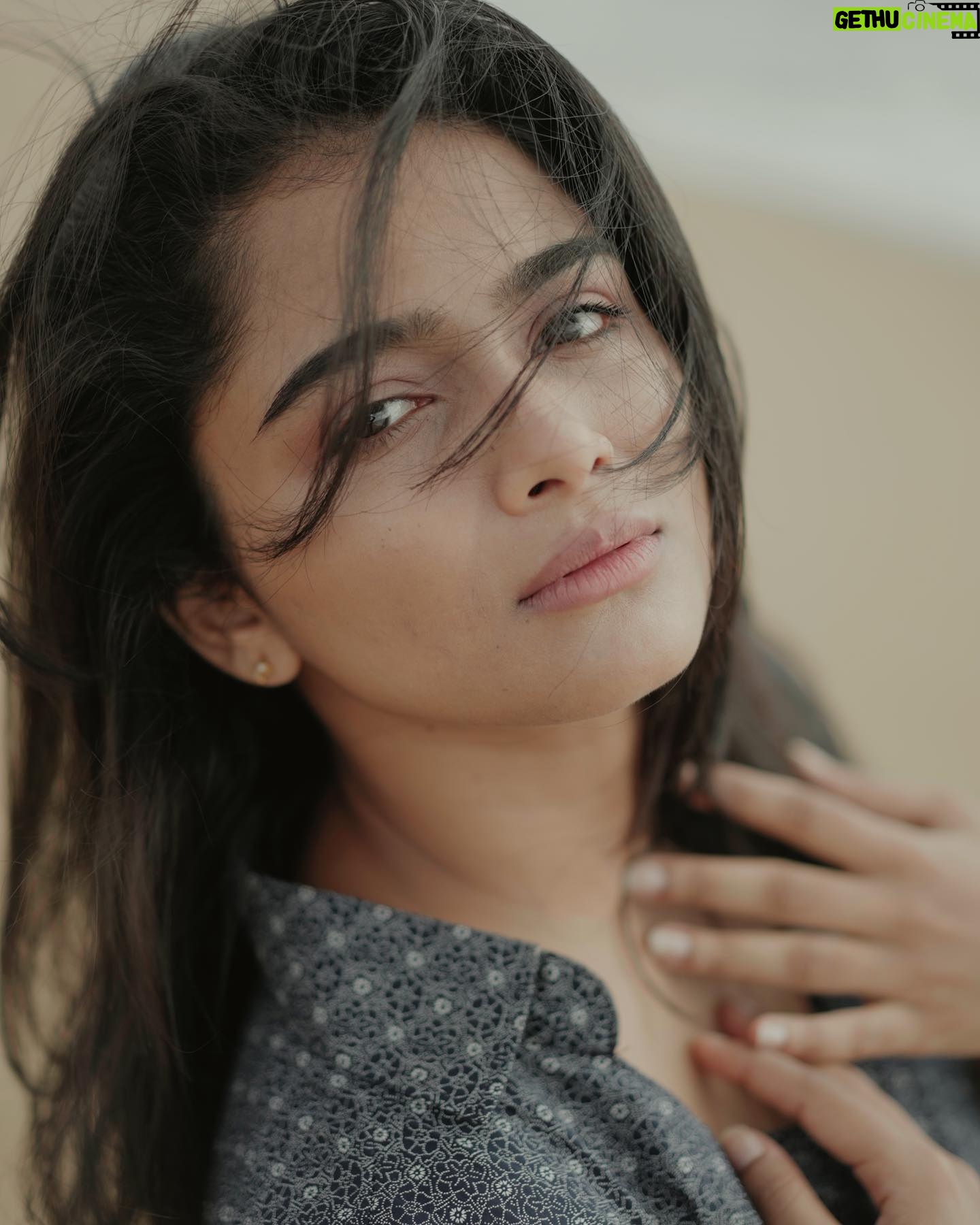 Reshma Venkatesh - 20.8K Likes - 🌊
Photography: @gowtham__rajendran ❣️
Outfit: @sk_designs_here 🧡
Makeup: @kaviyaartistry_off 💚
Concept: @arunprajeethm 💛
Directed: @meena_cruze ♥️