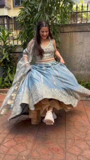 Revati Lele Instagram - Premika ne pyaar se advice de diya…पर हम कहाँ कुछ सुनते हैं 🤪
Comfort over everything 🤪 

P.s. Premika= my stylist😂

Outfit - @shrikrishnamdesigners 
Jewellery - @silverplazaoriginal
Styling - @niketa.bandekar

#shoesonredcarpet #starpravah #starpravahparivaarpuraskar2024 #lehenga #awards #awardsnight #fun #lagnachibedi