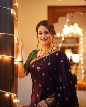 Revati Lele Instagram - Mere tumhare sabke liye …Happy Diwali 🪔🥳 

📸 @pratikkadamphotography 💕

#lagnachibedi #diwali #celebration #starpravah #onset #setlife #lights #madhu #photoshoot #photography