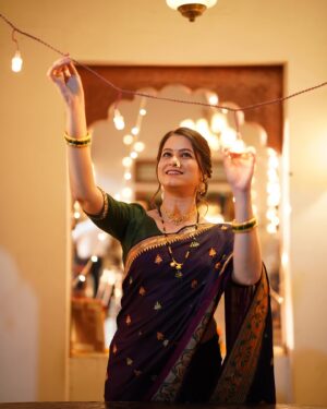 Revati Lele Instagram - Mere tumhare sabke liye …Happy Diwali 🪔🥳 

📸 @pratikkadamphotography 💕

#lagnachibedi #diwali #celebration #starpravah #onset #setlife #lights #madhu #photoshoot #photography