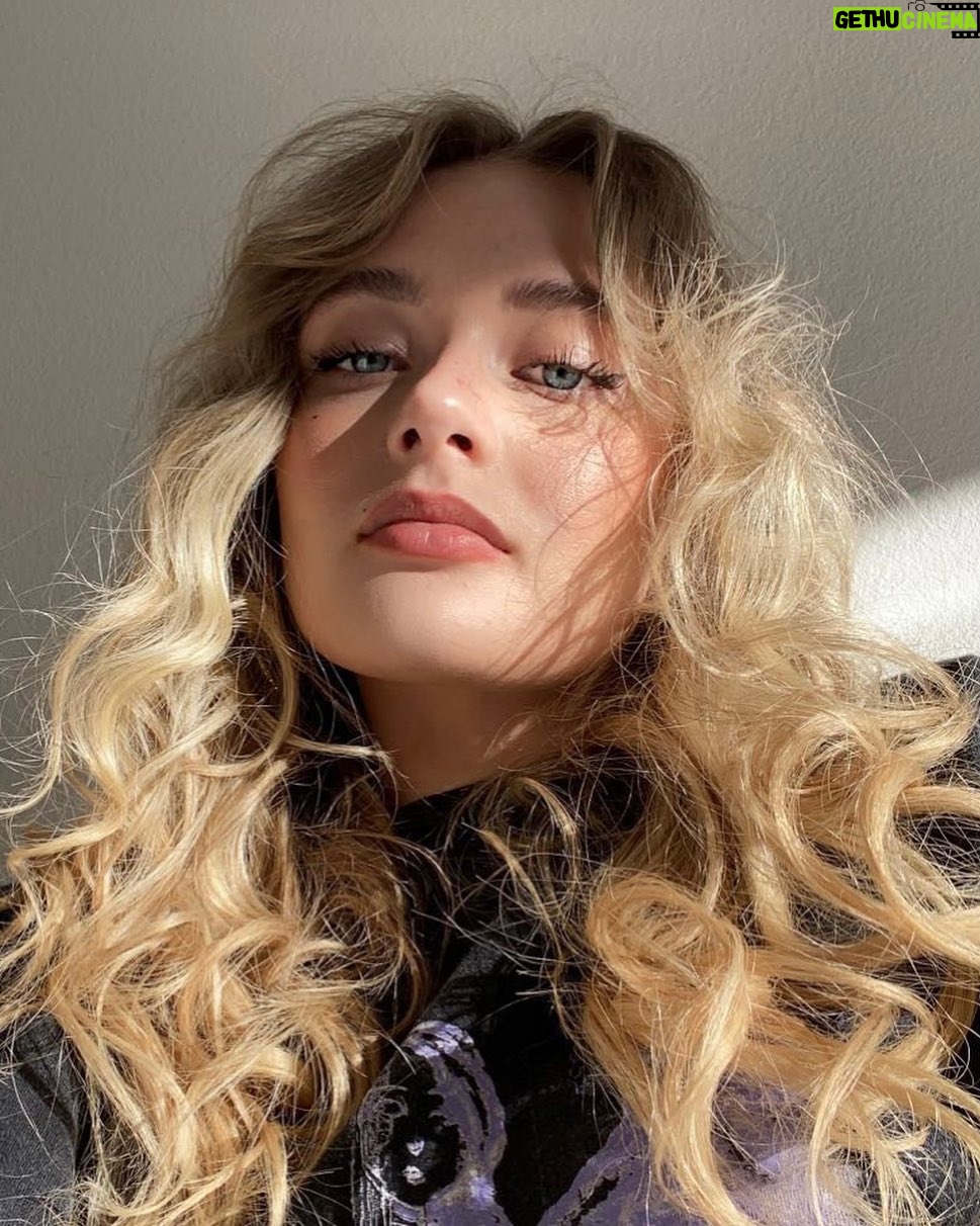 Reylynn Caster - 3 Likes - >:\