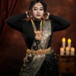 Rhema Ashok Instagram - நீ பாக்கும்போது பத்திக்கிச்சி மனசு எனக்கு! 🖤✨ Favourite set of pictures from my favourite shoot! Thanks daddy for this elegant saree ♥️ I received this saree as a gift from dad! And I was waiting to use it for a special occasion but it turned out beautiful for my shoot and the concept :) Wearing saree gifted by dad is so special. Right 🥹 love you daddy @ashrebesirhema Mua: @kanmani_mua Jewellery: @vinodevbridaljewellery Dop: @d_studiophotography