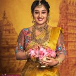 Rhema Ashok Instagram - ஒரு மஞ்சள் மேகம்! சிறு பெண்ணாகி முன்னே போகும்! 💛✨ Mua: @kireana_makeup_artistry Blouse: @av_designerboutique Jewellery: @taj_gold_covering Flower: @lsquarebridalflowerdesigner Dop: @jaihindh_photography