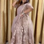 Rhema Ashok Instagram – காதல் கடலுக்குள்ள முத்தெடுக்க
பாய்ச்சல் புரியணும்! 🙈♥️

Mua: @srimakeover_artistry 
Wearing: @sri_boutique_and_rentals_ 
Jewellery: @skybridaljewellery