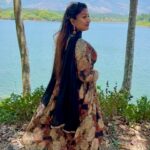 Rhema Ashok Instagram - அவள் இதழ் திரட்டிடும்! மழை எனில் தொித்திடும்! சுழல் என சுழற்றிடும்! நெஞ்சை சுருட்டிடும்! I chose this super pretty slit Kurtha from @shalus_boutique for my vacation and loved how comfortable i felt throughout my trip. The quality was amazing 🤌🏻 Check out @shalus_boutique and place your order ♥️