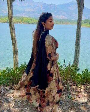 Rhema Ashok Instagram - அவள் இதழ் திரட்டிடும்! மழை எனில் தொித்திடும்! 
சுழல் என சுழற்றிடும்! நெஞ்சை சுருட்டிடும்!

I chose this super pretty slit Kurtha from @shalus_boutique for my vacation and loved how comfortable i felt throughout my trip. The quality was amazing 🤌🏻 Check out @shalus_boutique and place your order ♥️