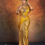Rhema Ashok Instagram - ஒரு மஞ்சள் மேகம்! சிறு பெண்ணாகி முன்னே போகும்! 💛✨ Mua: @kireana_makeup_artistry Blouse: @av_designerboutique Jewellery: @taj_gold_covering Flower: @lsquarebridalflowerdesigner Dop: @jaihindh_photography